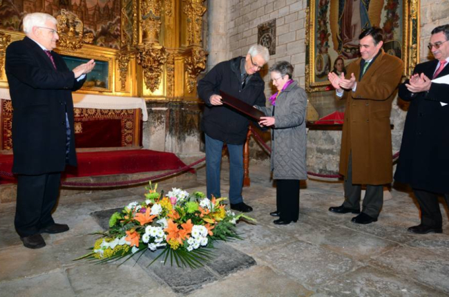 Jesús Herrero entrega el premio a Estrella Figueras.-ÁLVARO MARTÍNEZ