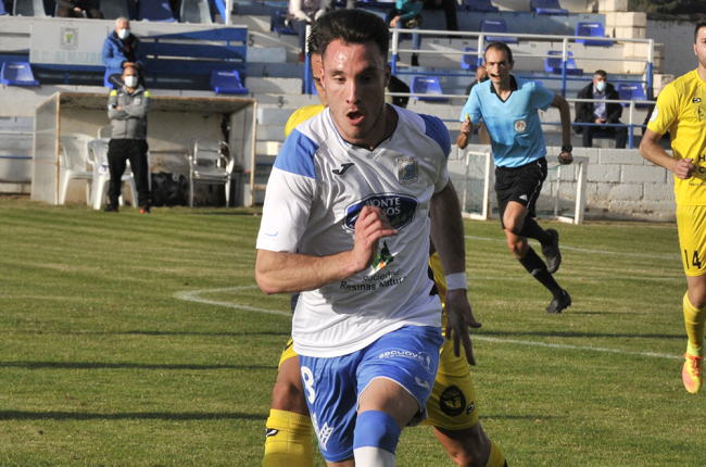 Santa fue el autor del gol del Almazán. VALENTÍN GUISANDE