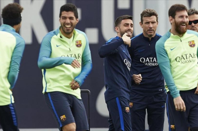 Neymar, de espaldas, Suárez y Messi se ríen en presencia de los técnicos Rafel Pol, Juan Carlos Unzué y Luis Enrique, el pasado viernes.-ALEJANDRO GARCÍA