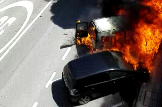 El coche en llamas en la travesía de San Leonardo-D.S.