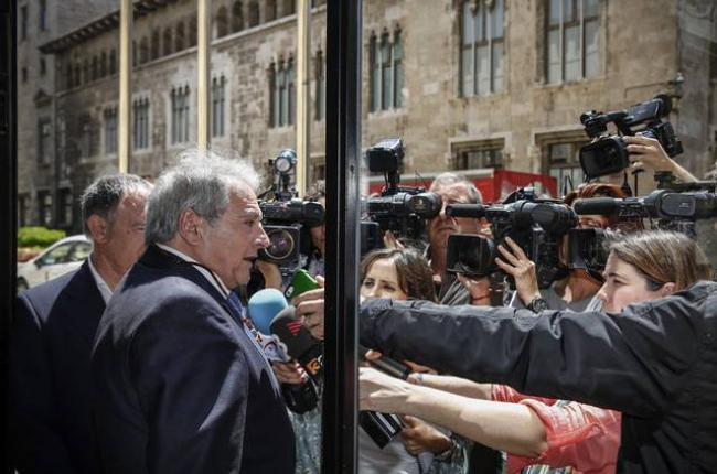El presidente de la Diputación de Valencia atiende a los medios de comunicación frente a la Generalitat valenciana, el pasado jueves.-Foto: MIGUEL LORENZO