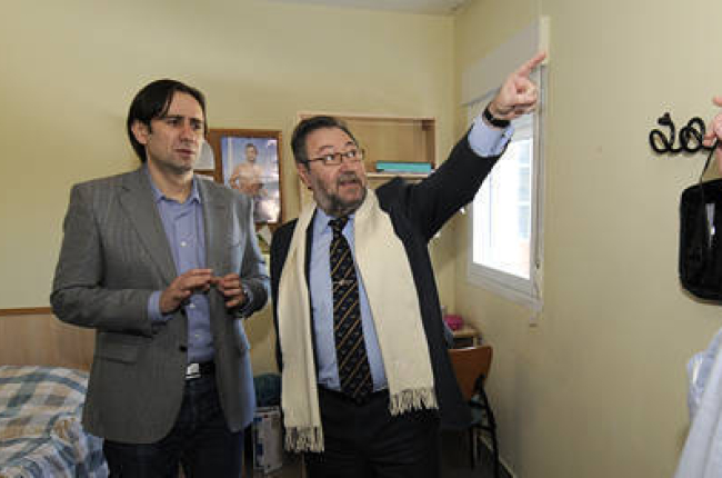 De izquierda a derecha, Sergio Montoya y Carlos de la Casa revisan las instalaciones de la residencia Gaya Nuño. / VALENTÍN GUISANDE-