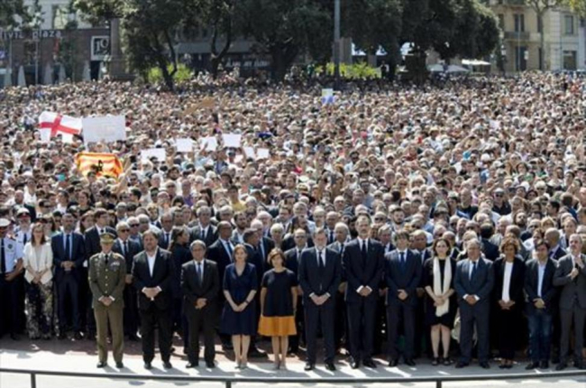 El Rey, Rajoy, Puigdemont, Colau y otras autoridades y miles de ciudadanos, durante el minuto de silencio en la plaza de Catalunya, el pasado viernes.-FERRAN NADEU