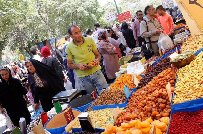 Ciudadanos iranís compran en los negocios del Gran Bazar de Teherán este lunes, horas antes de la entrada en vigor de las nuevas sanciones de EEUU. /-EFE / ABEDIN TAHERKENAREH
