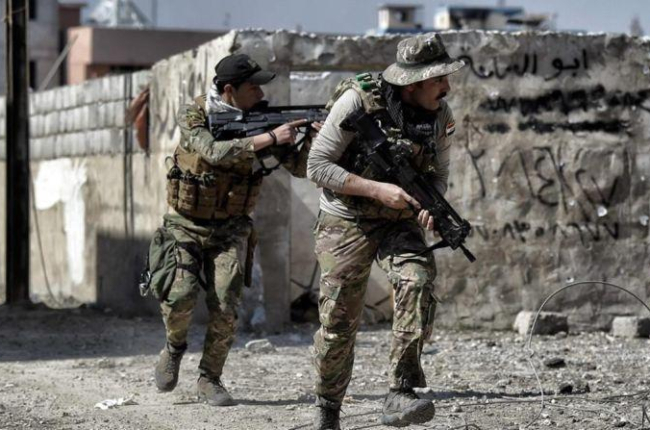 Soldados iraquís patrullan áreas reconquistadas a yihadistas del Estado Islámico, en el oeste de Mosul, mientras prosiguen su avance por la ciudad, el 9 de marzo.-AFP / ARIS MESSINIS