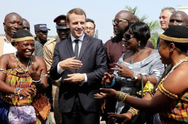 Emmanuel Macron es recibido a su llegada en Ghana con una ceremonia de bienvenida.-/ PERIODICO (AP / LUDOVIC MARIN)