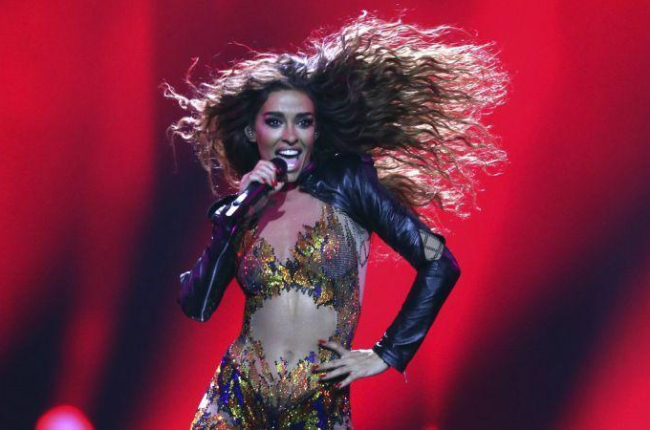 Eleni Foureira, representante de Chipre en Eurovisión 2018, interpreta Fuego en la gala final del festival eurovisivo.-ARMANDO FRANCA (AP)