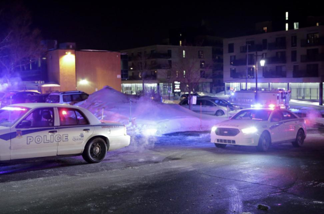 Patrullas de policía, en los alrededores de la mezquita atacada, el domingo en Quebec.-AP