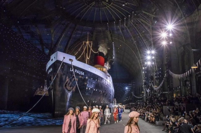 Desfile de la colección crucero de Chanel.-/ EFE / CHRISTOPHE PETIT TESSON