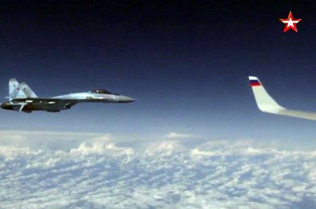 Un F18 de la OTAN se acerca a un avión donde viaja el ministro de defensa ruso.-EFE