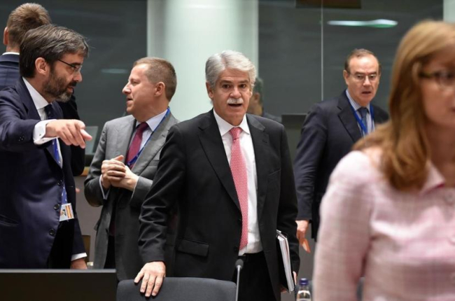 El ministro de Exteriores español, Alfonso Dastis, a su llegada a la reunión con sus homólogos Europeos este lunes en Bruselas.-/ JOHN THYS (AFP)