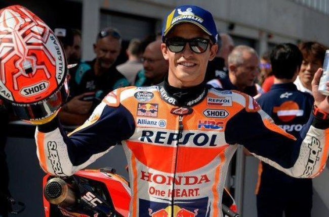 Marc Márquez (Honda) celebra, hoy, en Motorland su ’pole’ en el gran premio de MotoGP.-AFP / JOSÉ JORDAN