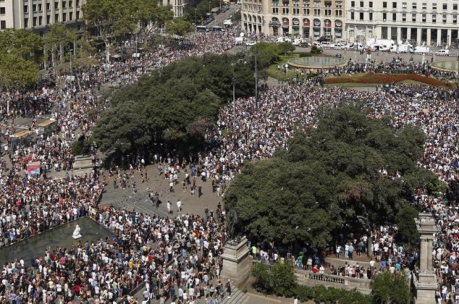 Minuto de silencio en la plaza de Catalunya de Barcelona-EL PERIÓDICO