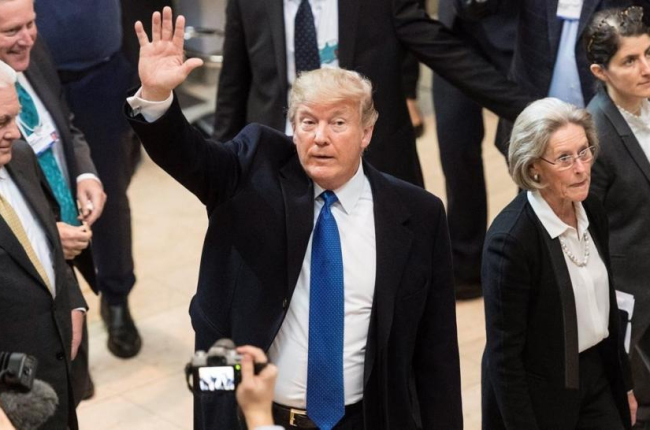Trump saluda a su llegada al Foro Económico Mundial, en Davos, el 25 de enero.-EFE / LAURENT GILLIERON