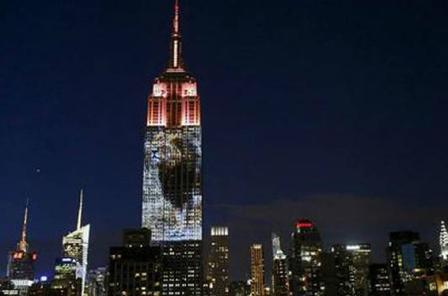 El león Cecil también fue proyectado en el Empire State durante la noche.-Foto: EDUARDO MUÑOZ / REUTERS