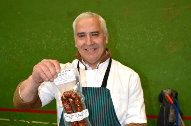Javier Alonso sostiene una pieza de su chorizo con torrezno, una elaboración que concentra dos de los emblemas de la gastronomía de Soria. HDS