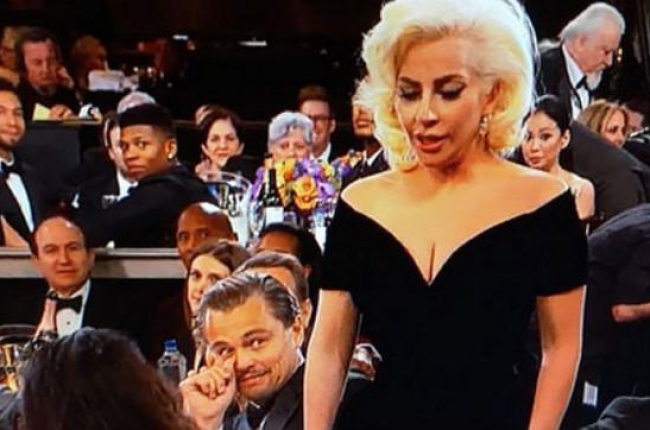 DiCaprio puso una cara extraña cuando Lady Gaga le rozó el brazo, durante la gala de los Globo de Oro.-