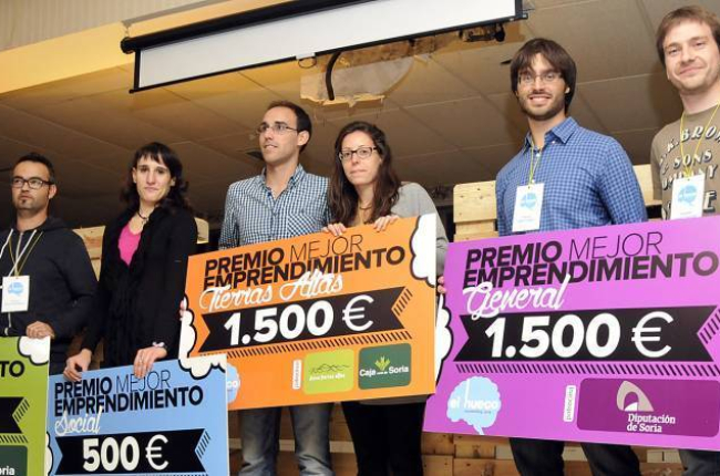 Lizarralde, Muñoz, Aza, Cacho, San Quirico, Forniés y Sanjuán, ayer, tras recibir sus respectivos premios en El Hueco Starter.-DIEGO MAYOR