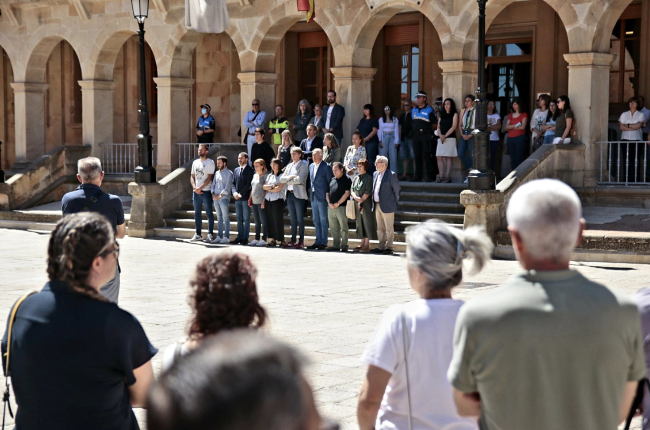 Minuto de silencio a las 12.00 horas en el Ayuntamiento de Soria por la muerte de la mujer de 35 años a manos de su pareja sentimental. GONZALO MONTESEGURO