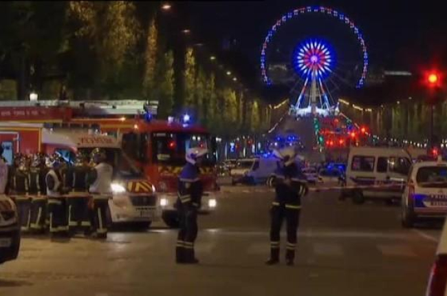 Los Campos Elíseos tras el atentadoi esta noche en París.-
