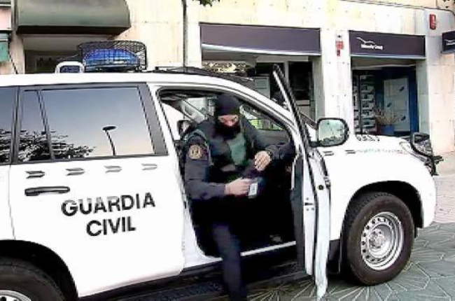 Un centenar de agentes participan en el dispositivo en el que ya hay ocho detenidos.-
