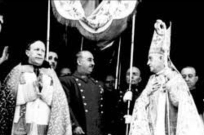 Francisco Franco, bajo palio durante la visita a una catedral.-E.P
