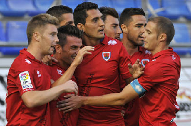 Los jugadores del Numancia celebran uno de los dos goles ante el Eibar. / Valentín Guisande-