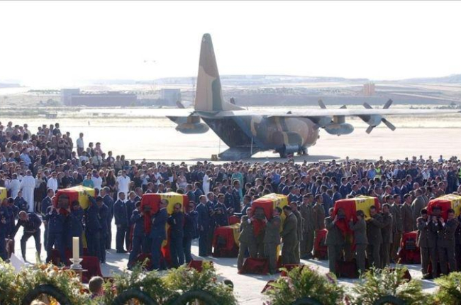 Funeral de las víctimas del Yak-42, el 28 de mayo del 2003 en la base de Torrejón de Ardoz (Madrdid).-AP PHOTO / PAUL WHITE