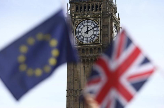 La bandera europea y la de Gran Bretaña, frente al Big Ben de Londres, este domingo.-REUTERS / NEIL HALL