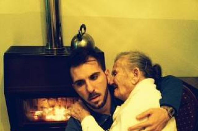 Giancarlo Murisciano sostiene en brazos a su abuela enferma de Alzheimer.-Foto: Giancarlo Murisciano/ Facebook