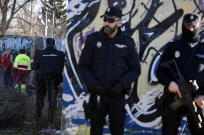 Agentes de la Policía montan guardia en las inmediaciones de la cabaña que utilizaban los dos presuntos yihadistas detenidos este miércoles.-EFE / FERNANDO VILLAR