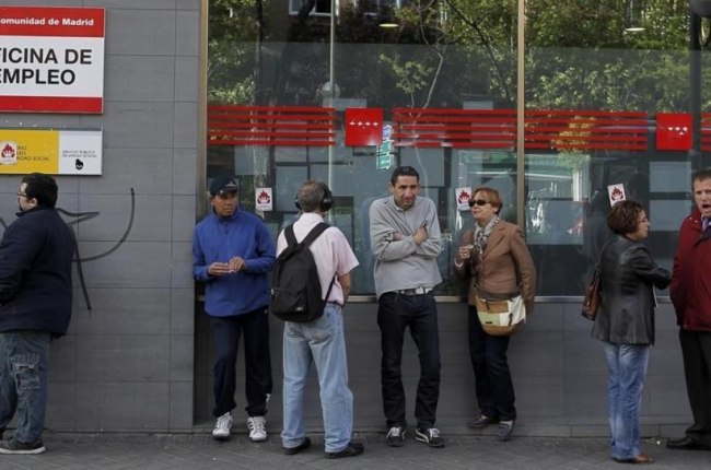 Parados en la entrada de una oficina de empleo de Madrid.-/ ANDRES KUDACKI