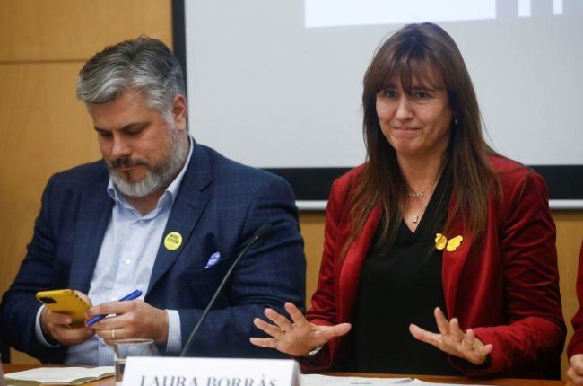 La portavoz de JxCat, Laura Borràs, junto al presidente del grupo parlamentario, Albert Batet, durante la rueda de prensa.-EFE