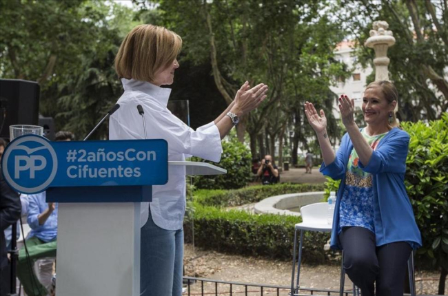 La ministra de Defensa, María Dolores de Cospedal, en un acto de apoyo a la presidenta madrileña, Cristina Cifuentes.-EFE/ SANTI DONAIRE