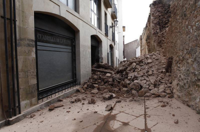 Las intensas lluvias provocan la caída de parte de la muralla de Soria. CONCHA ORTEGA (ICAL)-