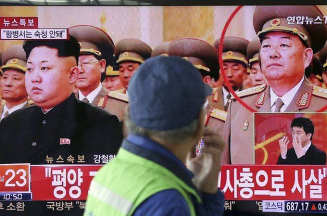 Un hombre mira un informativo en el que aparecen Kim Jong-un junto al ejecutado ministro de Defensa, este miércoles en Seúl.-Foto: AP / LEE JIN-MAN