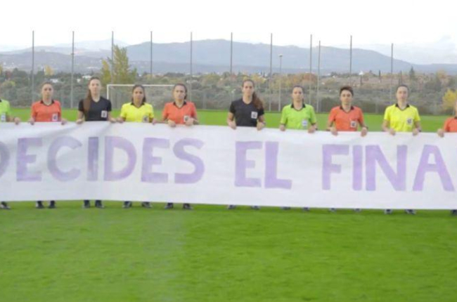 Las árbitras españolas piden que se acabe la violencia de género.-RFEF