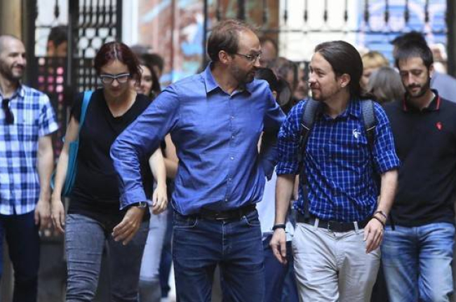 El coordinador nacional de ICV, Joan Herrera, y el secretario general de Podemos, Pablo Iglesias, el pasado 26 de junio, en Barcelona.-FERRAN NADEU
