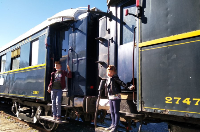 Dos niños disfrutan de la visita del Tren Azul a Soria. HDS