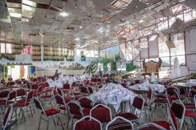 Estado en el que ha quedado la sala donde se celebraba la boda donde un suicida se ha hecho explotar en Kabul.-EFE / HEDAYATULLAH AMID