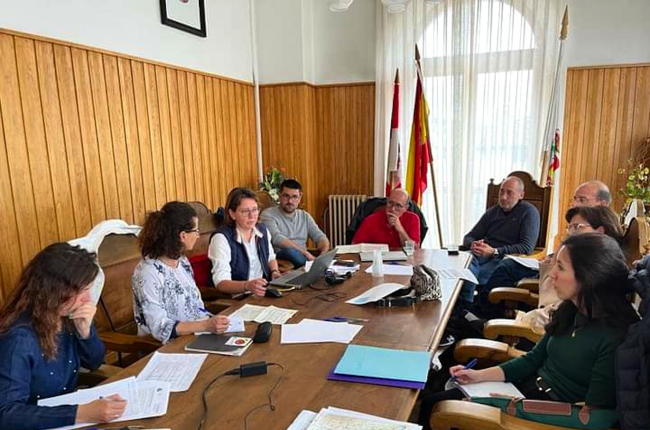 Reunión celebrada en Covaleda para tratar el Plan de Sostenibilidad Turística. HDS