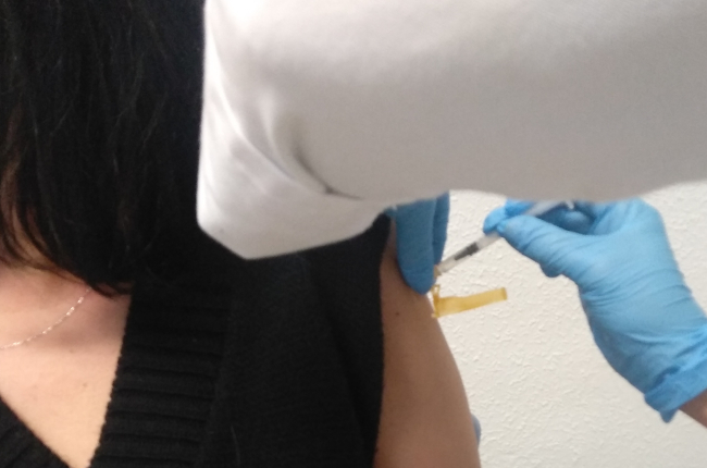 Persona vacunándose en el Mirón.-HDS