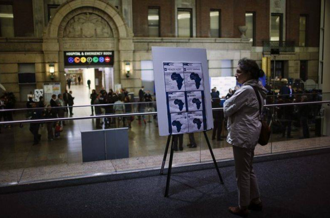 Una mujer ante un cartel con información sobre el ébola en el Hospital Bellevue de Nueva York donde está incresado el doctor Craig Spencer.-Foto: REUTERS / EDUARDO MUÑOZ