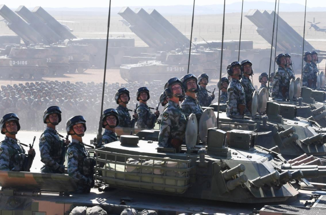 Tanques chinos durante un desfile militar-EFE / EPA / XINHUA WU XIAOLING