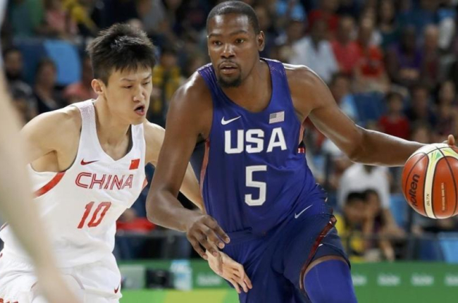 Kevin Durant conduce la jugada ante el chino Zhou Peng.-REUTERS / JIM YOUNG