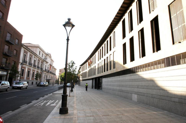 Fachada principal de los Juzgados de Valladolid, donde los padres de la menor prestaron declaración ayer-J.M. LOSTAU