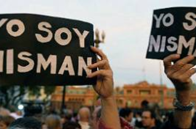 Carteles en apoyo del fiscal Alberto Nisman, durante una concentración para reclamar que se aclare su muerte, este lunes en Buenos Aires.-Foto: AFP / ALEJANDRO PAGNI