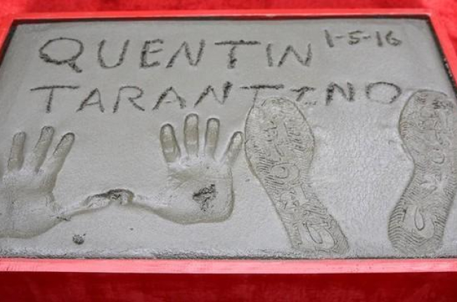 La placa con las huellas de Tarantino. La suela del zapato lleva inscrita la expresión 'Fuck u' (en castellano, que os jodan).-Rich Fury / AP / RICHARD FURY