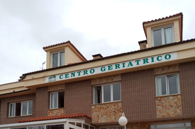 Centro geriátrico en la provincia durante las labores de desinfección.-HDS