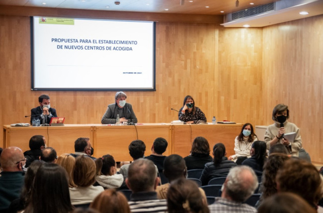 La presidenta de la Asociación de Vecinos de Los Royales interviene en la asamblea del lunes. GONZALO MONTESEGURO